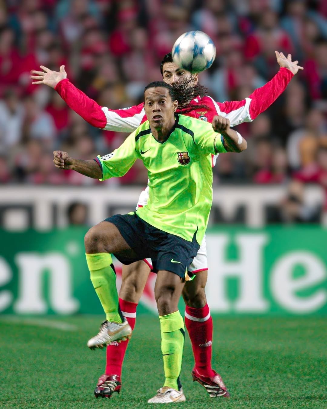 欧冠赛程吃紧，本菲卡转会期防线松动，话题不断，身体对抗强度拉满的简单介绍